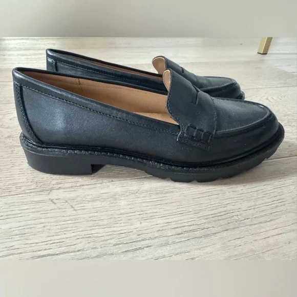 NWOT ROCKPORT WOMEN'S KACEY PENNY LOAFER
Size 6 - Picture 8 of 9